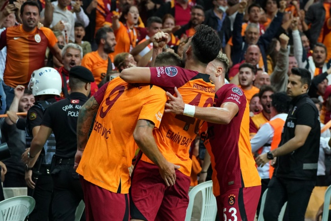 10 kişi kalan Galatasaray uzatmalarda güldü