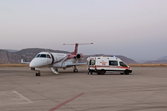 Ambulans uçak 3 kişiyi Ankara ve Antalya'ya taşıdı