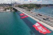 15 Temmuz Şehitler Köprüsü’ne asılan dev Türk bayrağı havadan görüntülendi