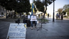 8 yaşındaki Yura, Lviv sokaklarında şarkı söyleyerek Ukrayna ordusuna para topluyor
