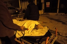 80 yaşındaki hasta sokaklarda sedyeyle taşındı