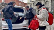 AA ekibi, Kiev'de yurtta mahsur kalan Türk öğrenciyi büyükelçiliğe ulaştırdı