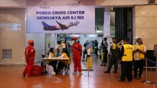 AA Endonezya’da düşen uçaktaki yolcuların yakınlarıyla görüştü