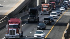 ABD'de aşı karşıtı kamyoncular otoyolda trafiği yavaşlattı