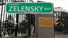ABD'de göstericiler, Rus Büyükelçiliğinin bulunduğu sokağa 'Zelensky' yazan tabela as