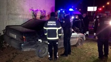 Adana'da bir kişi kaza yaptığı otomobilde uyuyakaldı
