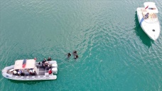 Adana'da su altı polisleri Seyhan Gölü'nde çöp topladı