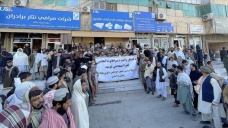 Afganlar meydanlarda toplanarak ABD Başkanı Biden'ı protesto etti
