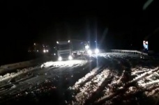 Afyonkarahisar'da kar yağışı sonrası tırlar yolda kaldı, karayolu ulaşıma kapandı