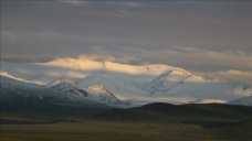 Ağrı'da baharda etkili olan kar dağları ve köyleri beyaza bürüdü