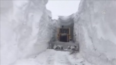 Ağrı'da çığın düştüğü köy yolunda ikinci defa kardan tünel yapıldı