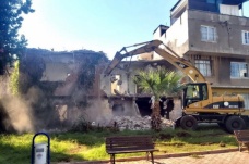 Akdeniz'de tehlike oluşturan binalar yıkılıyor