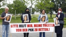 Almanya'da kızı PKK tarafından kaçırılan anne yeniden Başbakanlık önündeki eylemine başladı