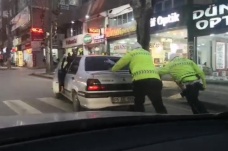 Amasya’da polisler yolda kalan sürücüye aracını iterek yardım etti