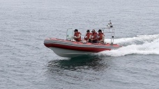 Ambarlı'da batan teknedeki 2 kişiyi arama çalışmaları sürüyor