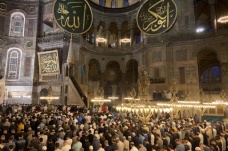 Ayasofya Camii’nde gençler fethin yıldönümünde sabah namazında buluştu