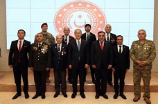 Bakan Akar, Tek Vatan Harekatı’nda Gazi Olan Azerbaycan Türkü askerleriyle bir araya geldi