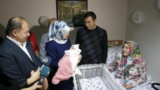 Bakan Akdağ, yeni yılın 'ilk bebeğini' ziyaret etti