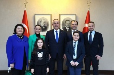 Bakan Çavuşoğlu, Dr. Sadık Ahmet'in ailesini kabul etti