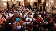 Balkanlar'da Müslümanlar Kadir Gecesi'nde camilere akın etti