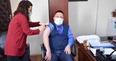 Başkan Beyoğlu önce aşı oldu, sonra esnaf ziyaretine çıktı