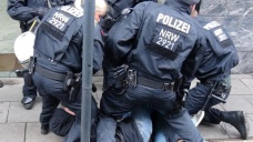 Berlin'de polisle göstericiler arasında arbede