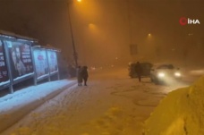 Beşiktaş’ta kar yağışı etkisini artırdı, bazı sürücüler yolda kaldı