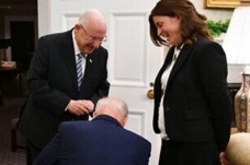 Biden’ın, İsrail Cumhurbaşkanı Rivlin'in Özel Kaleminin önünde diz çökmesi gündemde