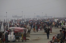 Binlerce Hindu Covid-19’a rağmen Ganj Nehri’ne girdi