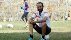 Bir ayağı protezli antrenörün futbol tutkusu
