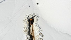 Bitlis'te nisan ayında 5 metrelik karla mücadele