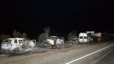 Bitlis'te teröristler yol kesip araç yaktı