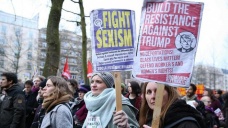 Brüksel'de yüzlerce kişi Trump'ın vize yasağını protesto etti