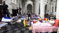 Brüksel'deki 'kağıtsızlar' hükümet ile görüşmeleri sonucunda açlık grevlerini askıya