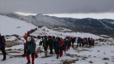 Bursa'da dağcılar 'sıfır atık' sloganıyla Uludağ'ın zirvesine tırmandı