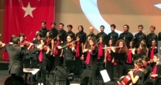 Bursa'da lise öğrencileri Atatürk'ün sevdiği şarkıları seslendirdi