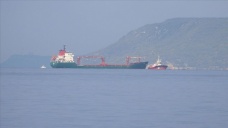 Çanakkale Boğazı'nda arızalanan gemi römorkörle çekildi