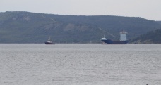 Çanakkale Boğazı’nda arızalanan gemi, römorkörle Karanlık Liman bölgesine çekildi