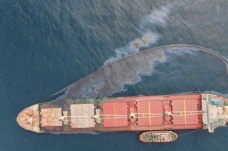Cebelitarık Körfezi yakınlarında karaya oturan gemide yakıt sızıntısı