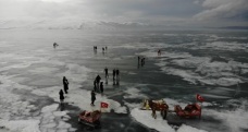 Çıldır Gölü’nde buzlarla vals