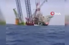 Çin'de 67 kişiyi taşıyan deniz platformu yan yattı