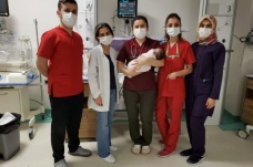 Covid-19 hastası bebek 14 günlük yaşam mücadelesini kazandı