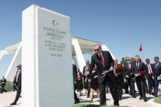Cumhurbaşkanı Erdoğan, Devlet Mezarlığı’nı ziyaret etti