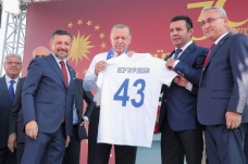 Cumhurbaşkanı Erdoğan'a, Belediye Kütahyaspor forması hediye edildi