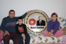 Cumhurbaşkanı Erdoğan’a üzerinde portresi bulunan bakır tepsiyi hediye etmek istiyor