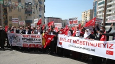 Diyarbakır anneleri ve Siirt'ten gelen STK'lardan 'Teröre Lanet' yürüyüşü