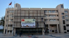 Diyarbakır Büyükşehir Belediyesi tabelası yenilenmek üzere kaldırıldı
