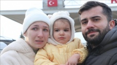 Edirneli baba, Ukrayna'daki savaştan kurtulan kızı ve eşine gözyaşlarıyla kavuştu