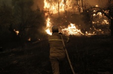 Eğriboz’daki yangınlara 17 hava aracı ile müdahale sürüyor
