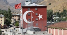 Emniyet binası Türk bayrağına büründü